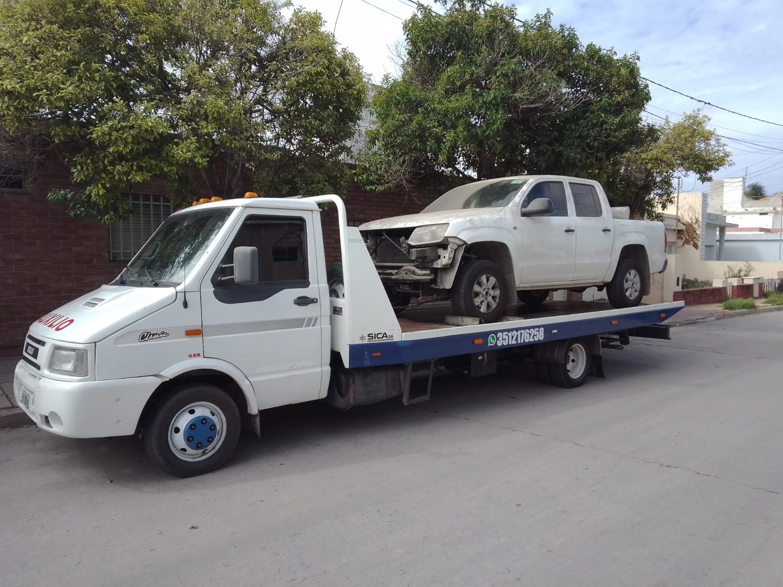 Grúa de Auxilio Mecánico Taty remolcando una camioneta Volkswagen Amarok en Córdoba