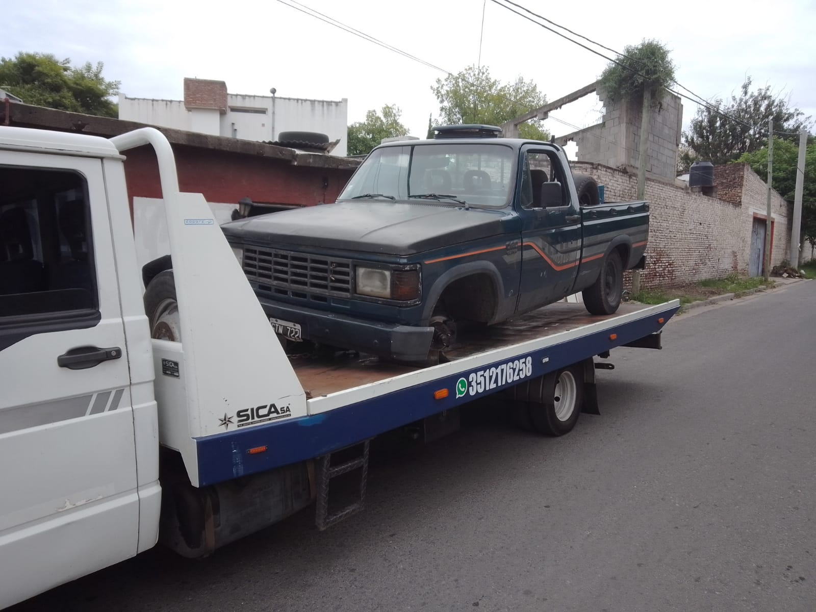 Grúa de Auxilio Mecánico Taty remolcando una pickup Chevrolet C20 en Córdoba