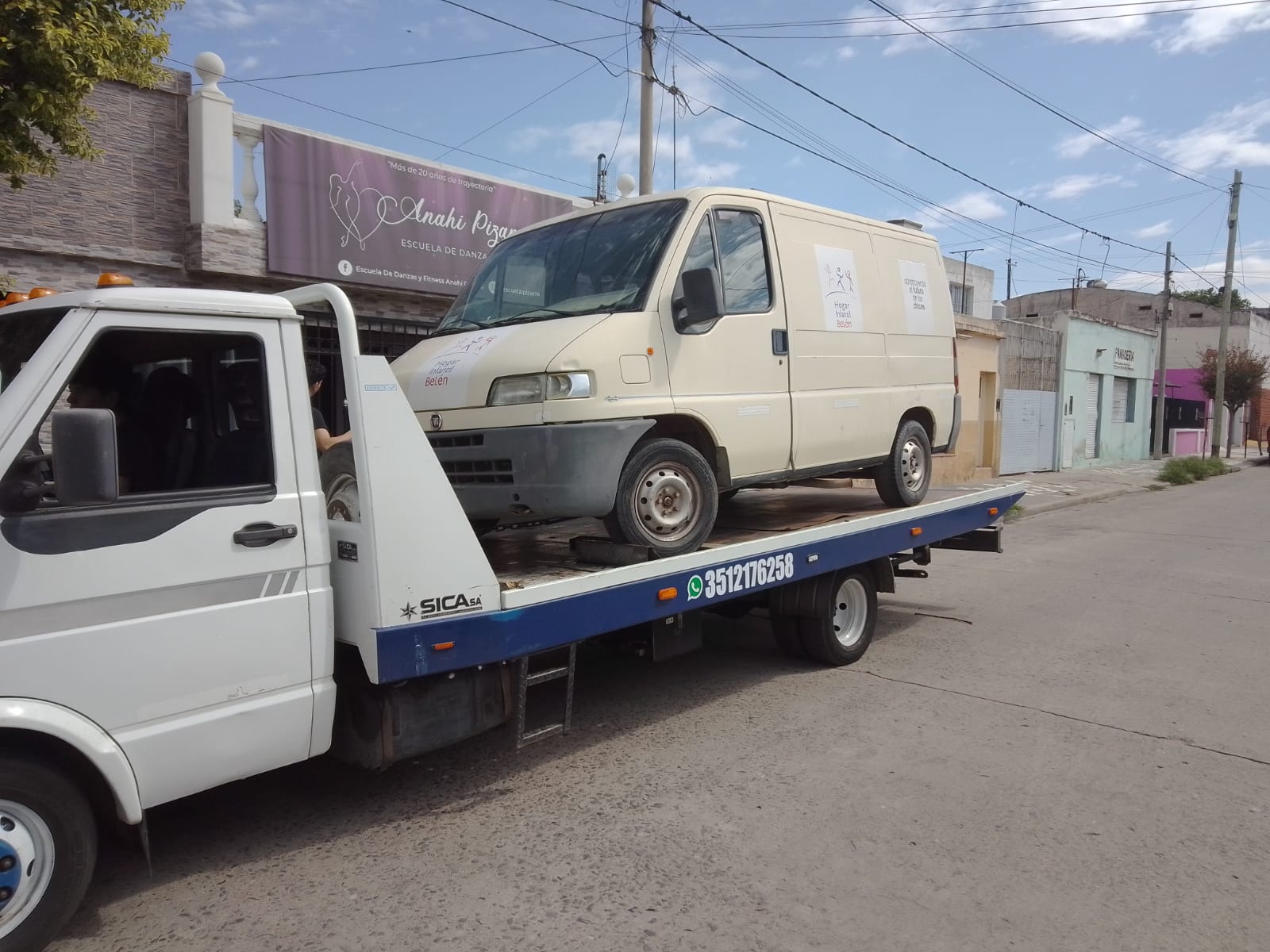 Grúa de Auxilio Mecánico Taty remolcando una furgoneta Fiat Ducato en Córdoba