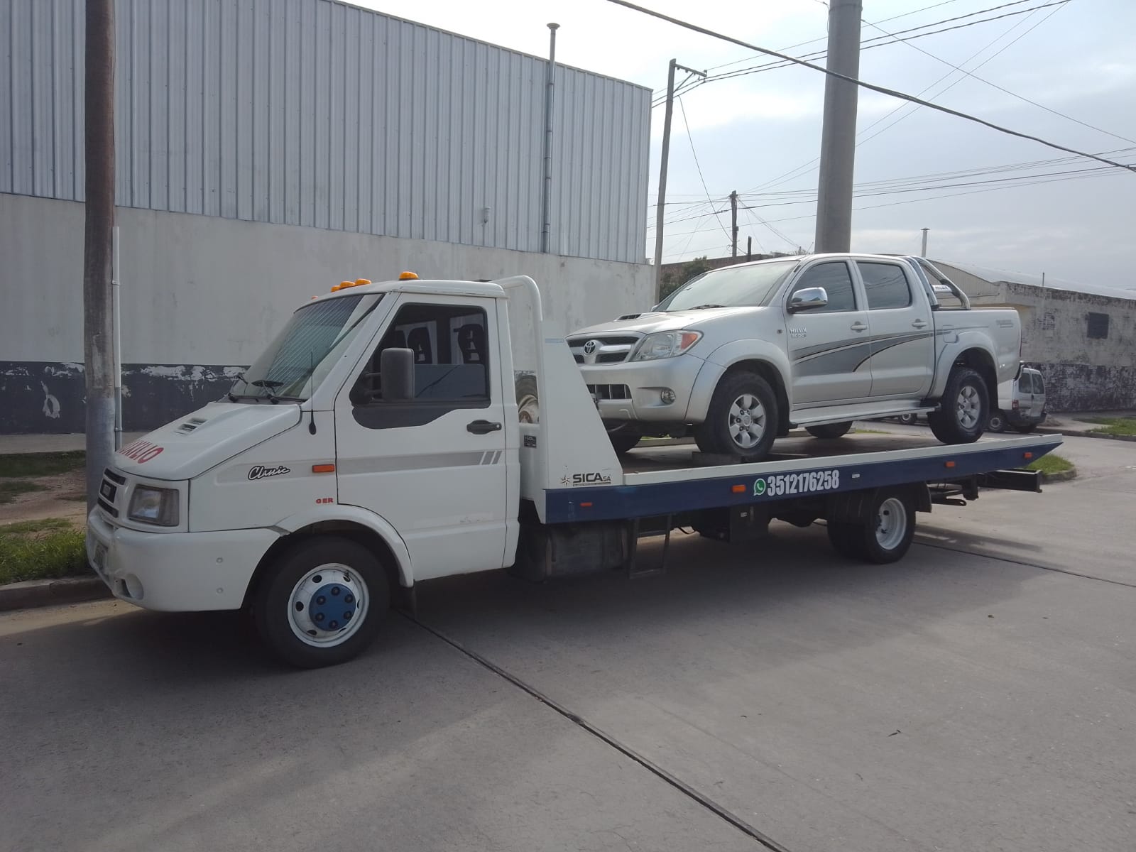 Grúa remolcando una camioneta Toyota Hilux en Córdoba