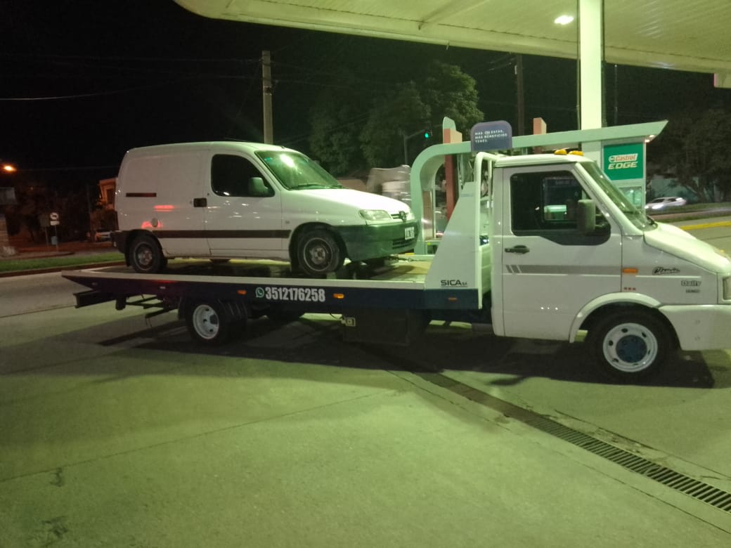 Grúa de Auxilio Mecánico Taty remolcando una Peugeot Partner en una estación de servicio de Córdoba