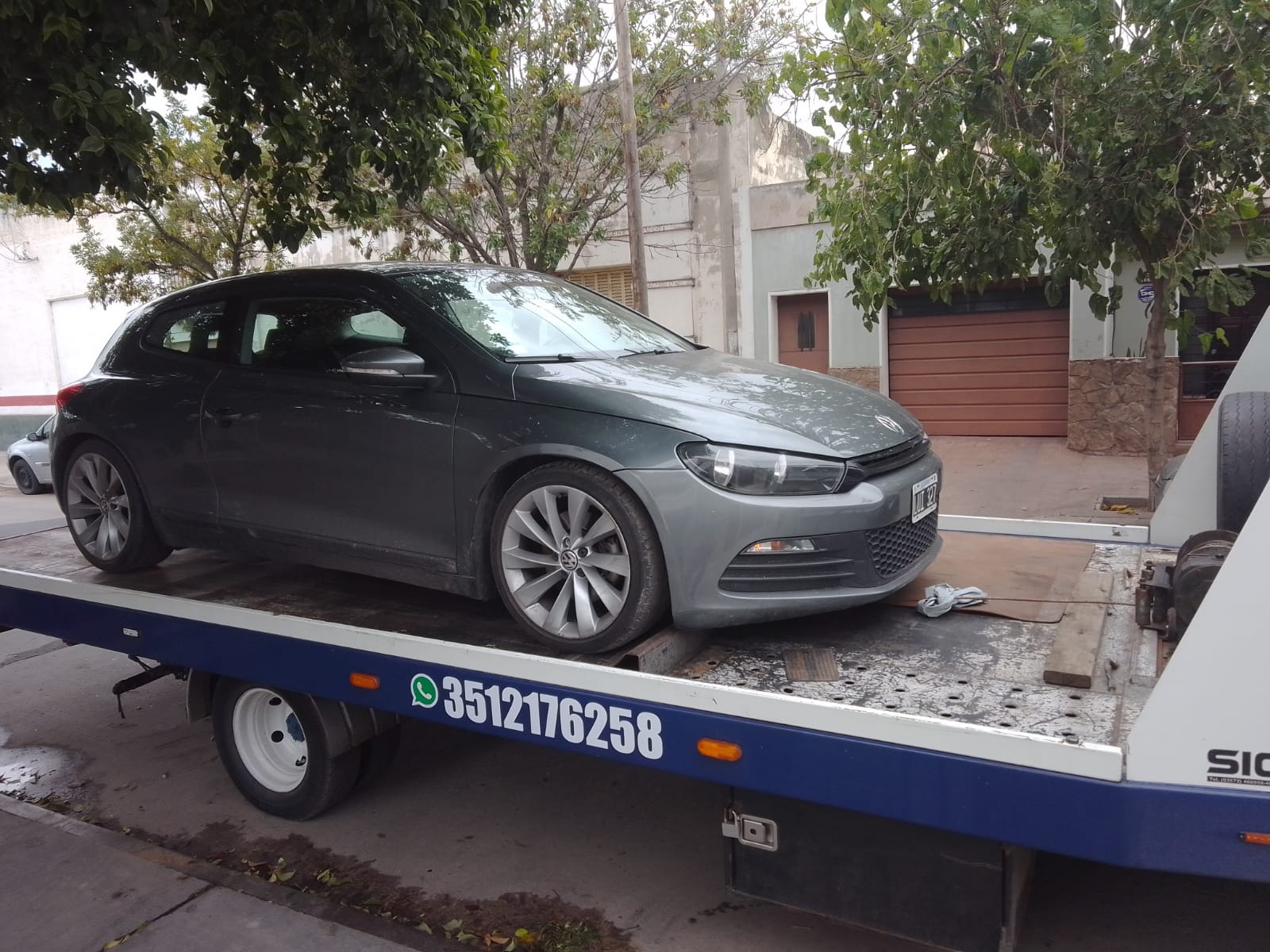 Grúa plataforma remolcando un auto en Córdoba Capital